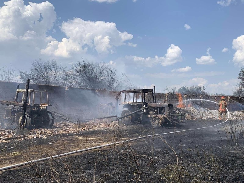 Пет екипа огнеборци гасиха пожар в стопански двор в Сухозем