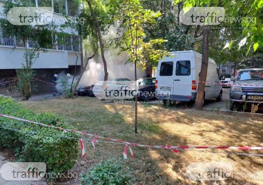 Автомобил е пламнал пред жилищен блок в центъра на Пловдив