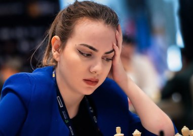На фона на останалите финалистки  българската шахматистка Нургюл Салимова е сама там