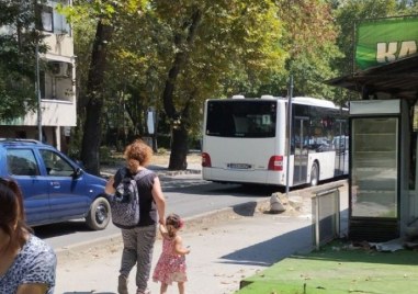 Врати на рейс защипаха ръката на майка в Пловдив а