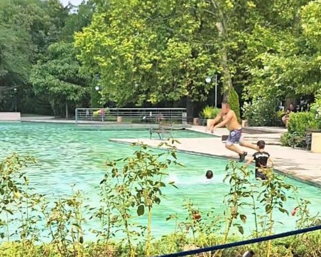 Абсурд! Пеещите фонтани станаха плаж, скачането с маратонки – любимо занимание на деца