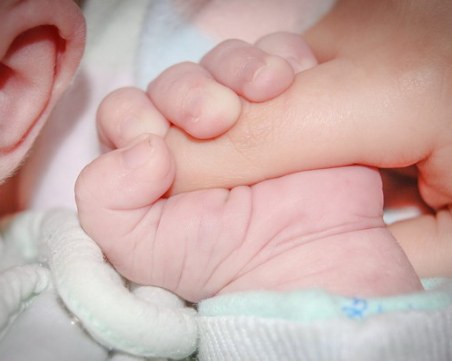 Лекари от две болници спасиха бебе с рядка малформация