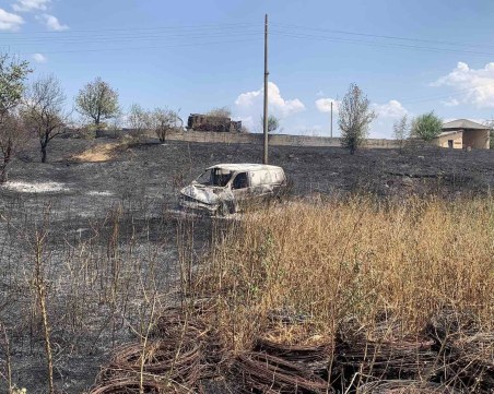 Пожарът край Сухозем е нанесъл значителни материални щети, разследват го