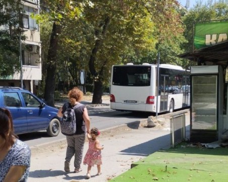 Врати на рейс защипаха ръката на майка в Пловдив, детето ѝ остана вътре