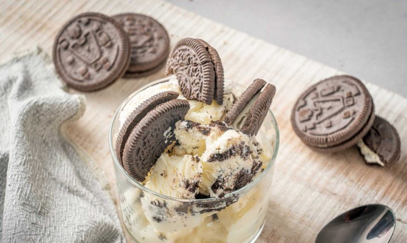 Домашен сладолед с шоколадови бисквити