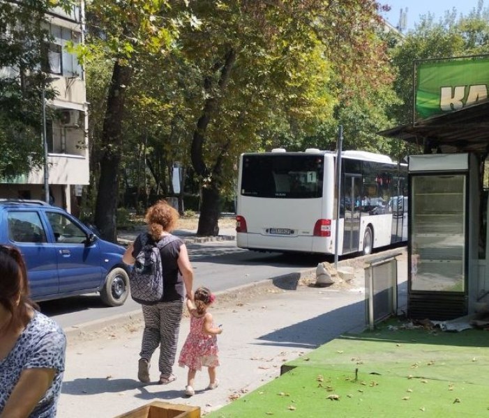 Врати на рейс защипаха ръката на майка в Пловдив, детето ѝ остана вътре