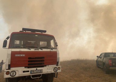 Шест екипа огнеборци от Пловдив и Хисаря потушат пожар лумнал