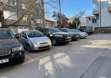 Общински имот продължава да служи за безплатен частен паркинг на