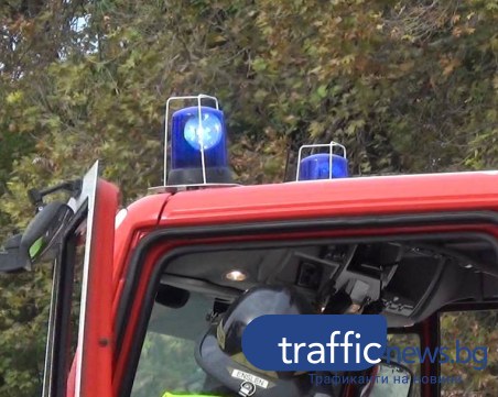 Кола се е преобърна в нива в Първомай и се запали