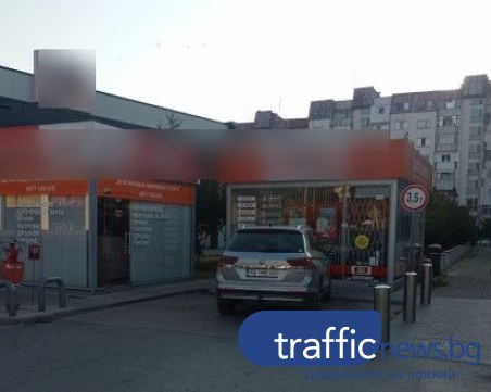 Колегиалност! Шофьор спря на две места в Кючука, за да не му удрят вратите на колата