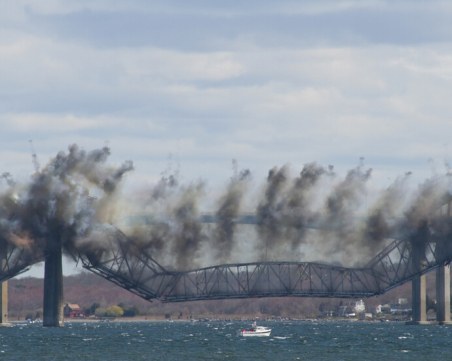 Мост се срути в Индия, най-малко 17 души са загинали