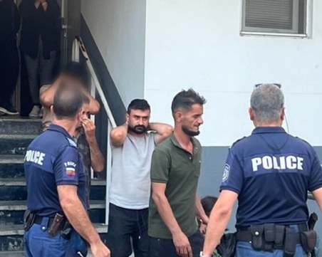 След гонка с мигранти в Бургас: Две бременни бежанки и дете са в болница