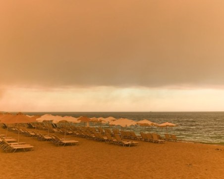 Тежка нощ в Гърция, продължава борбата с огнената стихия