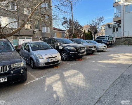 Жители на кооперация в Кючука си направиха частен паркинг на общинска земя, мерки не се вземат