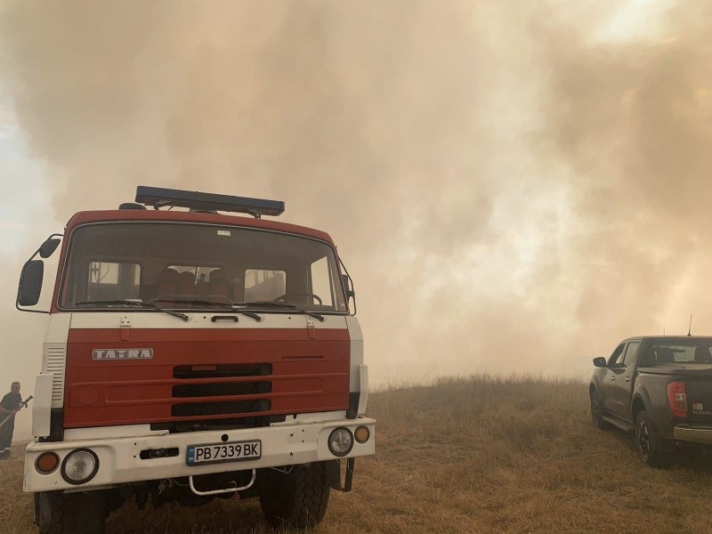 Шест екипа огнеборци от Пловдив и Хисаря потушат пожар, лумнал