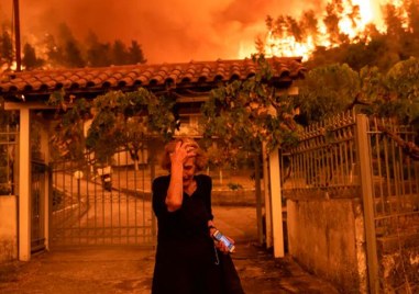 Ситуацията в Гърция с пожарите остава критична  Магистралата край Алексендруполис 