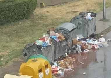 Контейнери преливат от отпадъци на улица Босилек в Изгрев Това