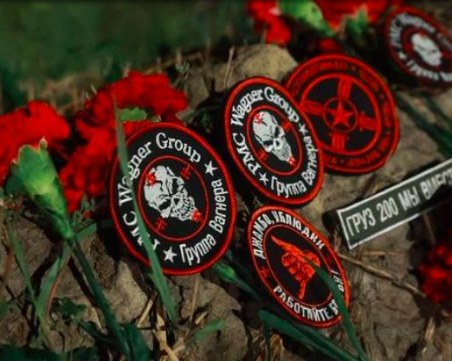 Десетки поставиха цветя пред централата на 