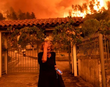 Евакуират два атински района заради пожари, изпепелени са 1 млн. хектара гори