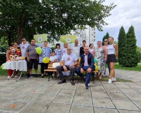 Хората с редки болести подариха пейка с послание на „Тракия”