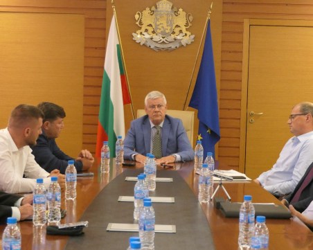 Министър Вътев: Няма основания за покачване на цената на олиото