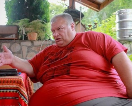 Най-тежкият българин! 300-килограмовият Кирил Искренов, бори жегите с билки, домашни зеленчуци и ракия