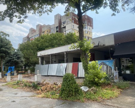 Разрушената фасада на бившата пицария 