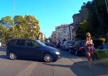 Пешеходка се размина на косъм от инцидент в Бургас Лек
