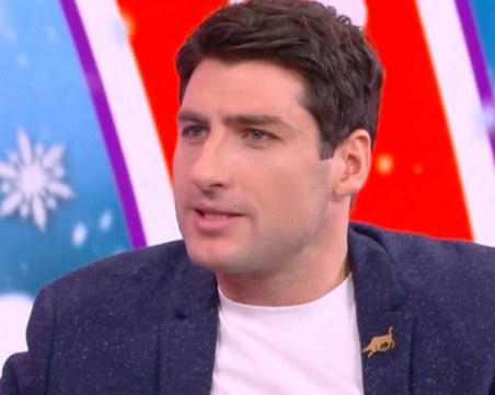 Актьорът Петър Дочев сяда на стола на Сашо Кадиев