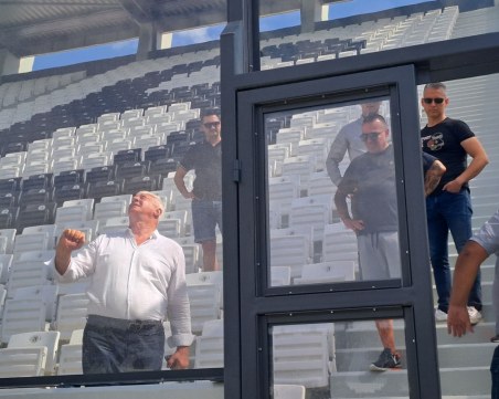 Здравко Димитров инспектира готовата южна трибуна на стадион „Локомотив