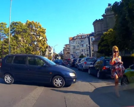 Кола без шофьор едва не прегази пешеходка в Бургас