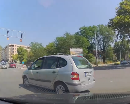 Пловдивчанка направи обратен завой от средна лента, водачите останаха възмутени