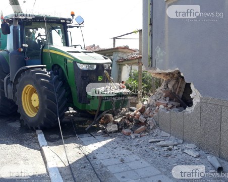 Трактор се вряза в къща в Пловдивско, отнесе стена