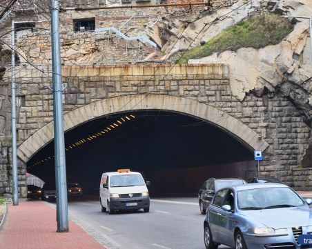 Затварят движението около Тунела утре за час заради шоуто на Античния театър