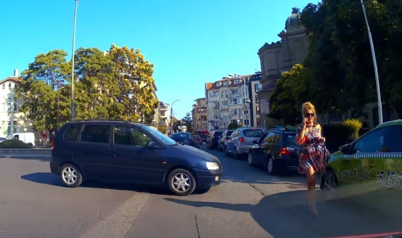 Кола без шофьор едва не прегази пешеходка в Бургас