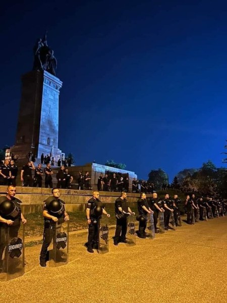 Отново напрежение пред Паметника на Съветската армия, има арестуван