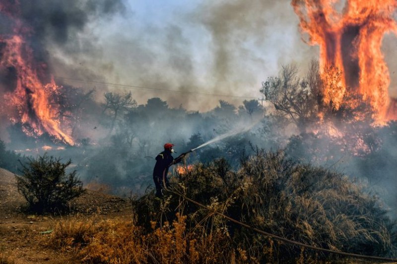 Жертвите на пожарите в Гърция станаха 19