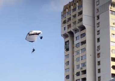Екстремен скок с парашут от покрива на блок в столицата