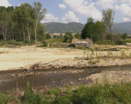 Година след бедствието в Карловско състоянието на речното корито на Стряма е същото