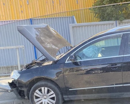 Кола се удари в стълб на бул. 