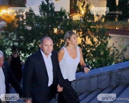 Радев пристигна в Пловдив, ще гледа екстремно шоу на Античния театър