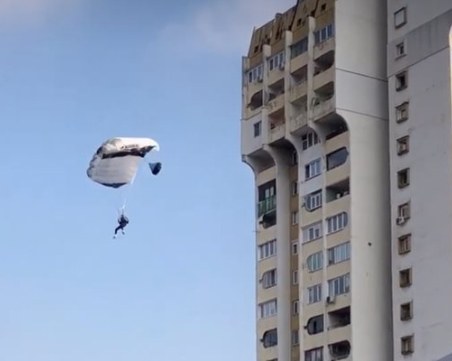 Трима мъже скочиха с парашут от покрива на 20-етажен блок в София
