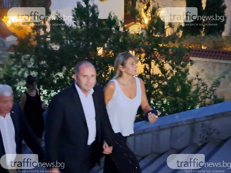 Радев пристигна в Пловдив, ще гледа екстремно шоу на Античния театър