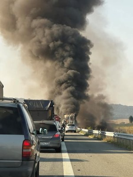 Товарен автомобил с чужда регистрация се е самозапалил на автомагистрала