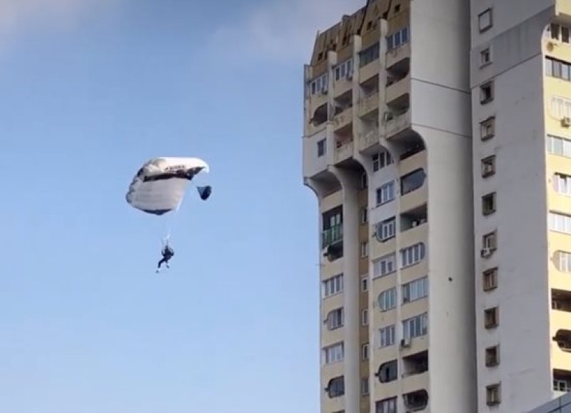 Трима мъже скочиха с парашут от покрива на 20-етажен блок в София