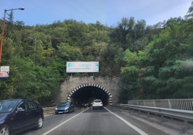 Верижна катастрофа при тунел Железница край Симитли стана днес следобед