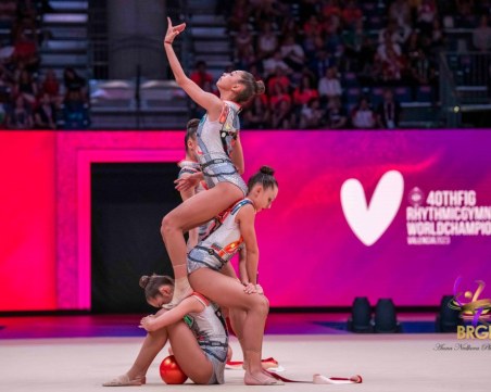 Ансамбълът седми на ленти и топки на световното по художествена гимнастика
