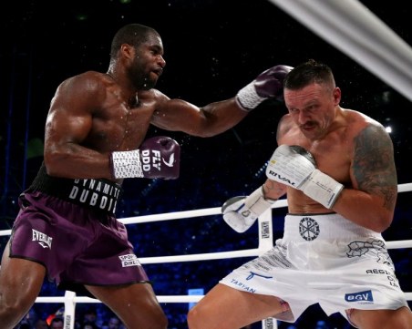 Безпощаден Усик нокаутира Дюбоа и защити титлите си