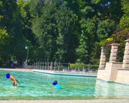 Пеещите фонтани и днес станаха градски басейн