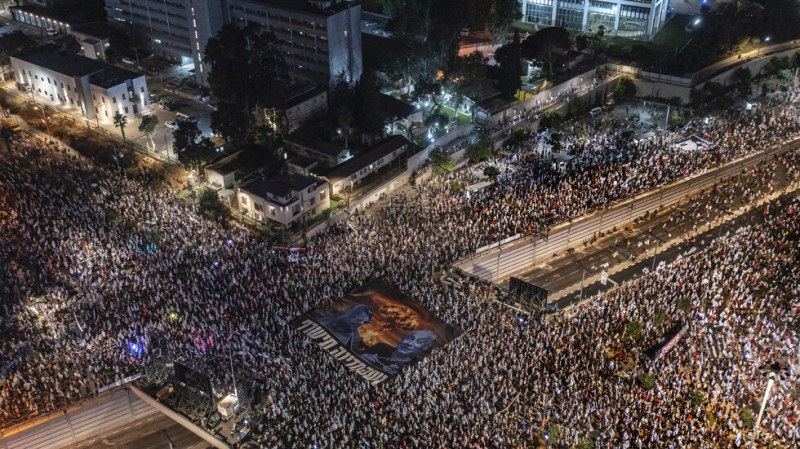 Стотици хиляди израелци излязоха на улиците снощи, за да протестират